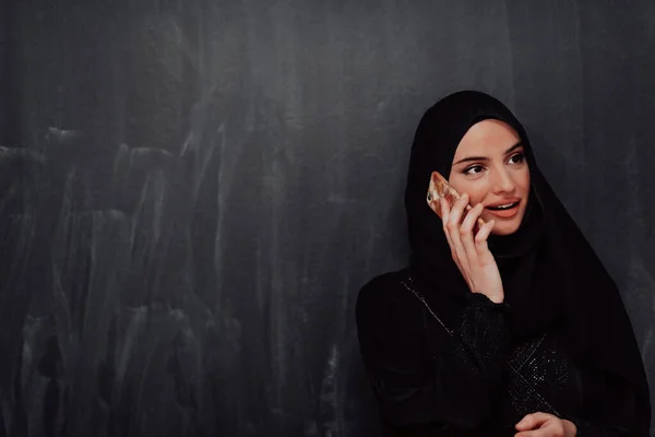 Joven Mujer Negocios Musulmana Moderna Usando Teléfono Inteligente Con Ropa — Foto de Stock