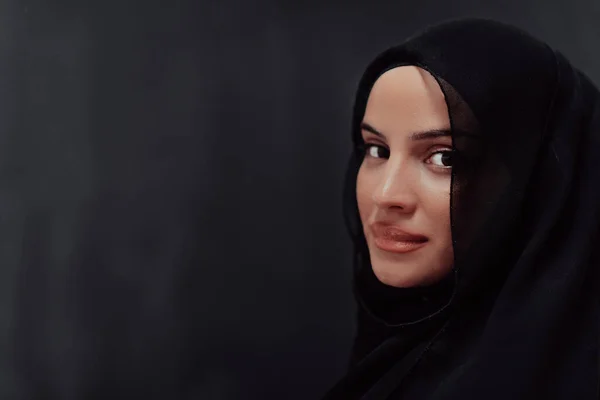 Retrato Hermosa Mujer Musulmana Vestido Moda Con Hiyab Delante Pizarra — Foto de Stock