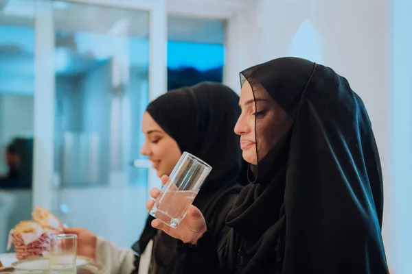 Eid Mubarak Familia Musulmana Teniendo Iftar Cena Beber Agua Para — Foto de Stock