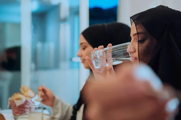 Eid Mubarak Muszlim Család Iftar Vacsora Ivóvíz Megtörni Lakoma Hagyományos — Stock Fotó