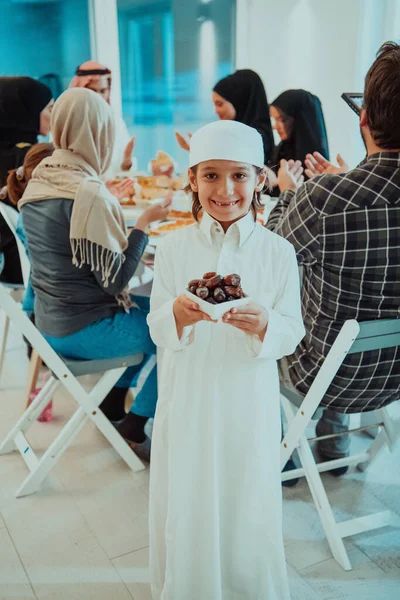 Eid Mubarak Moslim Familie Die Iftar Diner Kleine Jongen Met — Stockfoto
