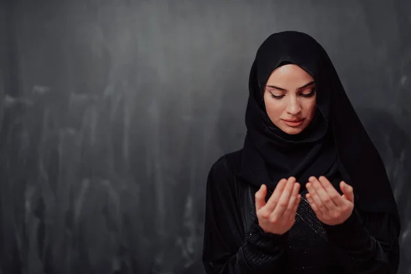 若いイスラム教徒の女性の肖像画ドゥアを作る 高品質の写真 — ストック写真