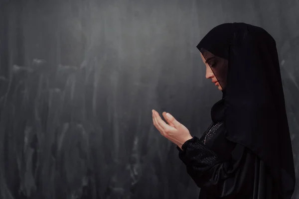 Portrait Young Muslim Woman Making Dua High Quality Photo — Foto Stock