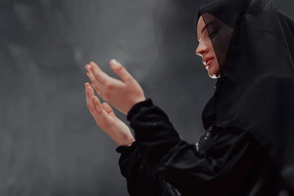 Portrait Young Muslim Woman Making Dua High Quality Photo — Foto Stock