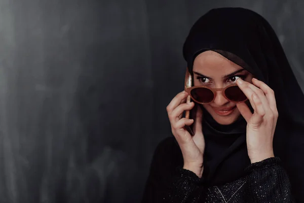 Νεαρή Μοντέρνα Μουσουλμάνα Επιχειρηματίας Χρησιμοποιώντας Smartphone Φορώντας Ρούχα Μαντίλα Μπροστά — Φωτογραφία Αρχείου