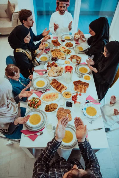 Top View Muslim Family Having Iftar Dinner Drinking Water Break — Stockfoto