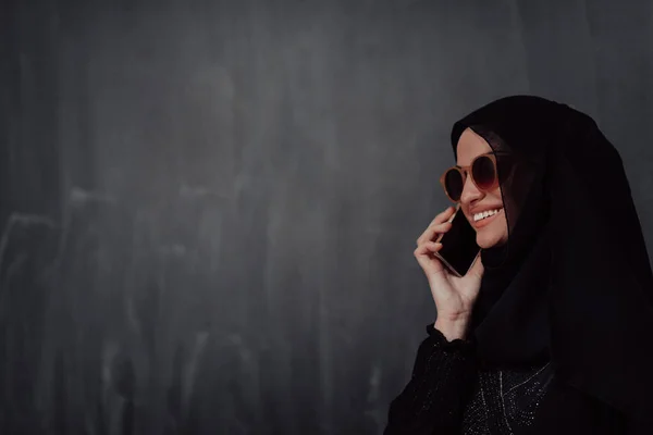 Giovane Donna Affari Musulmana Moderna Utilizzando Smartphone Indossando Vestiti Hijab — Foto Stock
