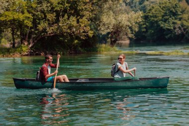 Birkaç maceraperest arkadaş, güzel doğayla çevrili vahşi bir nehirde kanoyla geziyorlar.. 