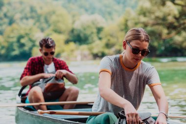 Birkaç maceraperest arkadaş, güzel doğayla çevrili vahşi bir nehirde kanoyla geziyorlar.. 