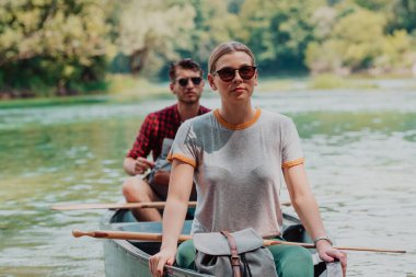 Birkaç maceraperest arkadaş, güzel doğayla çevrili vahşi bir nehirde kanoyla geziyorlar.. 