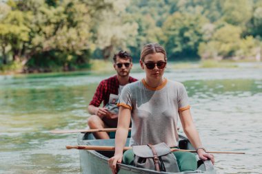 Birkaç maceraperest arkadaş, güzel doğayla çevrili vahşi bir nehirde kanoyla geziyorlar.. 