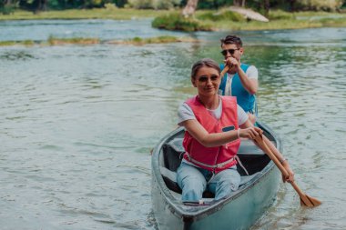 Birkaç maceraperest arkadaş, güzel doğayla çevrili vahşi bir nehirde kanoyla geziyorlar.. 