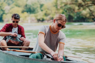 Birkaç maceraperest arkadaş, güzel doğayla çevrili vahşi bir nehirde kanoyla geziyorlar.. 