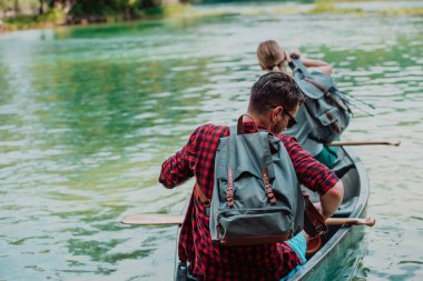 Birkaç maceraperest arkadaş, güzel doğayla çevrili vahşi bir nehirde kanoyla geziyorlar.. 