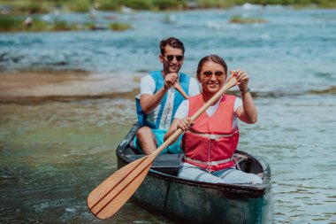 Birkaç maceraperest arkadaş, güzel doğayla çevrili vahşi bir nehirde kanoyla geziyorlar.. 