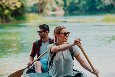 Birkaç maceraperest arkadaş, güzel doğayla çevrili vahşi bir nehirde kanoyla geziyorlar.. 