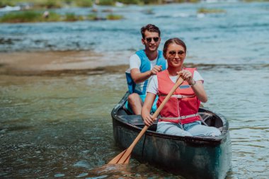 Birkaç maceraperest arkadaş, güzel doğayla çevrili vahşi bir nehirde kanoyla geziyorlar.. 