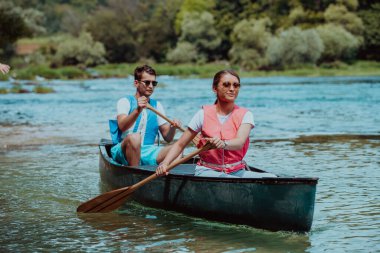 Birkaç maceraperest arkadaş, güzel doğayla çevrili vahşi bir nehirde kanoyla geziyorlar.. 