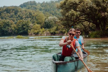 Birkaç maceraperest arkadaş, güzel doğayla çevrili vahşi bir nehirde kanoyla geziyorlar.. 