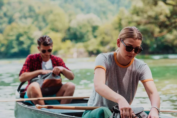 Birkaç maceraperest arkadaş, güzel doğayla çevrili vahşi bir nehirde kanoyla geziyorlar.. 