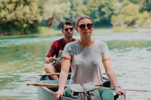 Birkaç maceraperest arkadaş, güzel doğayla çevrili vahşi bir nehirde kanoyla geziyorlar.. 