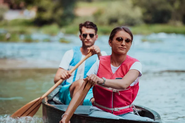 Birkaç maceraperest arkadaş, güzel doğayla çevrili vahşi bir nehirde kanoyla geziyorlar.. 