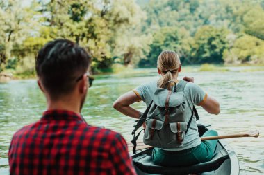 Birkaç maceraperest arkadaş, güzel doğayla çevrili vahşi bir nehirde kanoyla geziyorlar.. 
