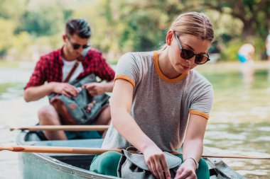 Birkaç maceraperest arkadaş, güzel doğayla çevrili vahşi bir nehirde kanoyla geziyorlar.. 