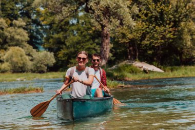 Birkaç maceraperest arkadaş, güzel doğayla çevrili vahşi bir nehirde kanoyla geziyorlar.. 