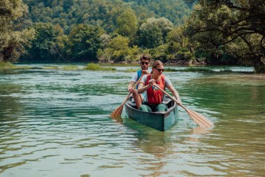 Birkaç maceraperest arkadaş, güzel doğayla çevrili vahşi bir nehirde kanoyla geziyorlar.. 