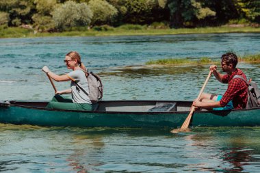 Birkaç maceraperest arkadaş, güzel doğayla çevrili vahşi bir nehirde kanoyla geziyorlar.. 