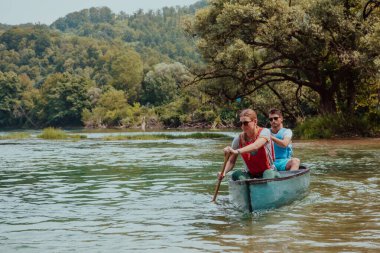 Birkaç maceraperest arkadaş, güzel doğayla çevrili vahşi bir nehirde kanoyla geziyorlar.. 