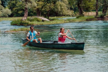 Birkaç maceraperest arkadaş, güzel doğayla çevrili vahşi bir nehirde kanoyla geziyorlar.. 