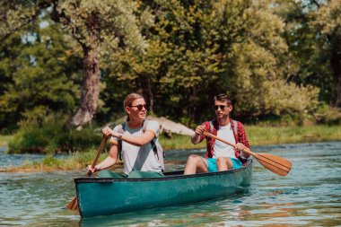 Birkaç maceraperest arkadaş, güzel doğayla çevrili vahşi bir nehirde kanoyla geziyorlar.. 