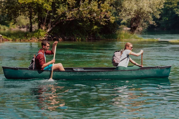 Några Äventyrliga Upptäcktsresande Vänner Paddlar Vild Flod Omgiven Den Vackra — Stockfoto