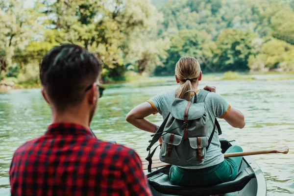 Birkaç maceraperest arkadaş, güzel doğayla çevrili vahşi bir nehirde kanoyla geziyorlar.. 
