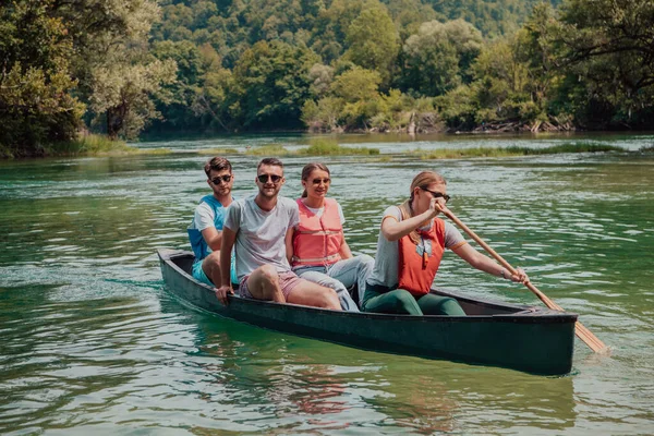 グループ冒険探検家の友人は野生の川でカヌーです — ストック写真