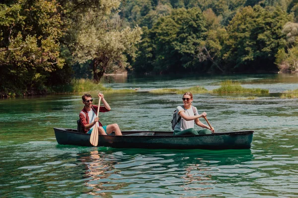 Zwei Abenteuerlustige Entdeckerfreunde Paddeln Einem Wilden Fluss Der Von Der — Stockfoto