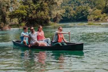 Grup maceraperest arkadaşları vahşi bir nehirde kano gezintisine çıktılar.. 