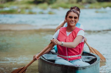 Birkaç maceraperest arkadaş, güzel doğayla çevrili vahşi bir nehirde kanoyla geziyorlar.. 