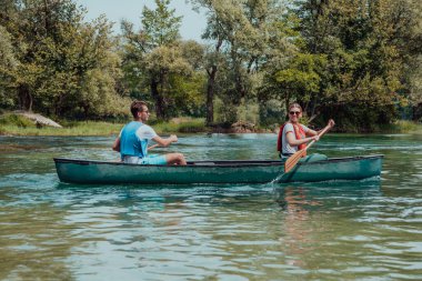 Birkaç maceraperest arkadaş, güzel doğayla çevrili vahşi bir nehirde kanoyla geziyorlar.. 