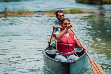 Birkaç maceraperest arkadaş, güzel doğayla çevrili vahşi bir nehirde kanoyla geziyorlar.. 