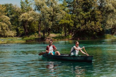 Birkaç maceraperest arkadaş, güzel doğayla çevrili vahşi bir nehirde kanoyla geziyorlar.. 