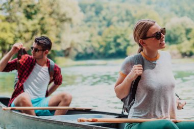 Birkaç maceraperest arkadaş, güzel doğayla çevrili vahşi bir nehirde kanoyla geziyorlar.. 