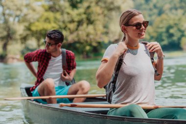 Birkaç maceraperest arkadaş, güzel doğayla çevrili vahşi bir nehirde kanoyla geziyorlar.. 