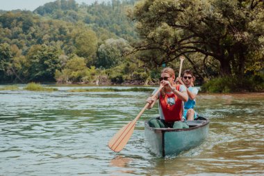 Birkaç maceraperest arkadaş, güzel doğayla çevrili vahşi bir nehirde kanoyla geziyorlar.. 