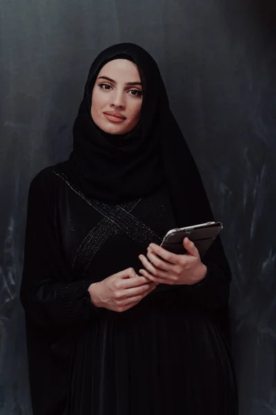 Genç Modern Müslüman Kadını Siyah Karatahtanın Önünde Gözlük Tesettüre Bürünmüş — Stok fotoğraf