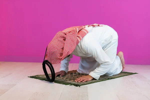 Mladý Arabský Muslim Muž Tradičním Oblečení Modlí Koberci Před Růžovou — Stock fotografie