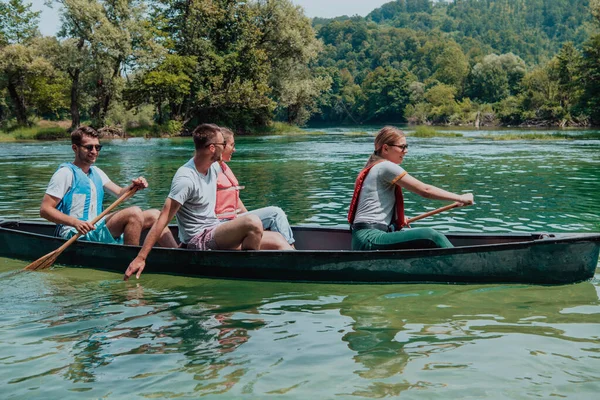 一群冒险的探险家朋友在一条狂野的河里划船 — 图库照片