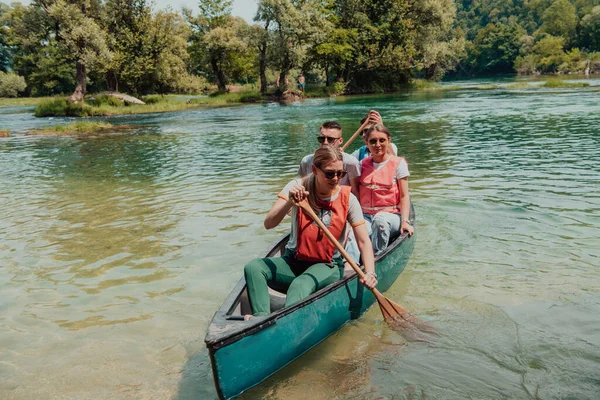 Groupe Amis Explorateurs Aventureux Font Canoë Dans Une Rivière Sauvage — Photo